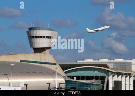 Boeing 737 al decollo dall'Aeroporto Internazionale di Miami, Florida, Stati Uniti d'America. Foto Stock