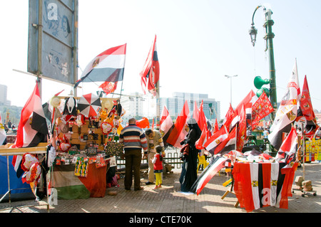 Bandiere egiziane e altri souvenir patriottica di stallo piazza Tahrir-bancarelle come questo si moltiplicano in Cairo dalla rivoluzione del 2011 Foto Stock