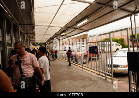 I frontalieri attendere in Nogales, Sonora, Messico, di passare attraverso la dogana per entrare negli Stati Uniti a Nogales, in Arizona. Foto Stock