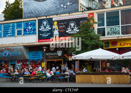 Spielbudenplatz square lungo la strada Reeperbahn Sankt Pauli district Amburgo Germania Europa Foto Stock