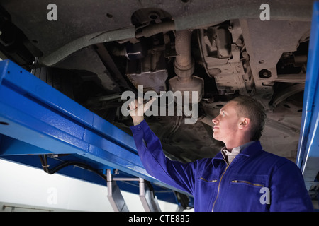 Riparazione meccanica con una chiave Foto Stock