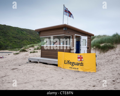 Bagnini RNLI capanna sulla spiaggia a Porthcothan vicino a Padstow Cornwall Regno Unito Foto Stock