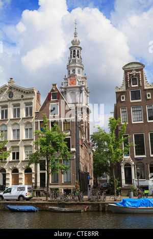 La Zuiderkerk, campanile di una chiesa costruita nel 1614 ad Amsterdam si affaccia sul tipico canale case laterale. Foto Stock