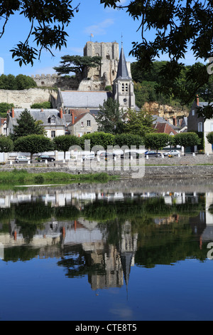 Città francese di Montrichard sur cher visto riflesso nel fiume Cher, Cher et Loir, Francia Foto Stock