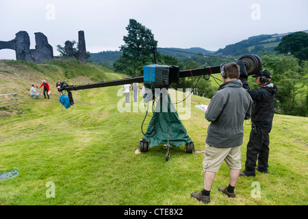 Un cameraman il funzionamento utilizzando un " braccio " fotocamera su una televisione in diretta TV location outside broadcast, REGNO UNITO Foto Stock