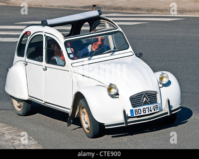 White Citroen auto 2CV - Francia. Foto Stock