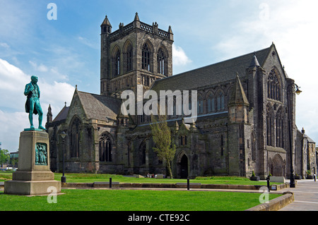 Abbazia di Paisley, Renfrewshire, Scozia, Regno Unito, con una statua di Robert Tannahill, poeta, in primo piano Foto Stock