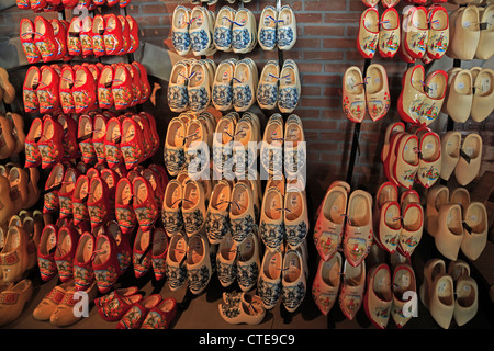 Dipinto luminosamente scarpe di legno sul display per i turisti in un negozio di Amsterdam Foto Stock