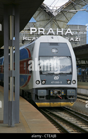 Le ferrovie ceche classe 471 double decker in attesa del treno alla stazione centrale di Praga, Repubblica Ceca. Foto Stock