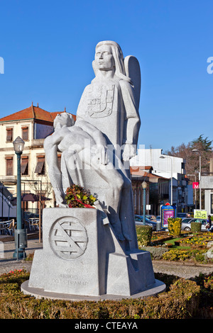 Eroi ultramarino monumento dedicato ai combattenti del portoghese guerra coloniale (1961-1974) a Santo Tirso, Portogallo. Foto Stock