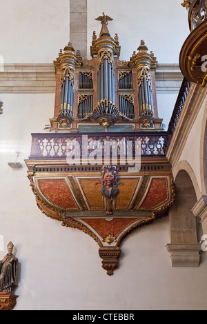 Tubo di stile barocco-organo in Sao Bento monastero di Santo Tirso, Portogallo. Ordine benedettino. Foto Stock