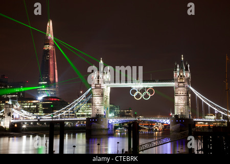 Shard London Bridge cerimonia di apertura laser show con il Tower Bridge anelli olimpici nella parte anteriore Foto Stock