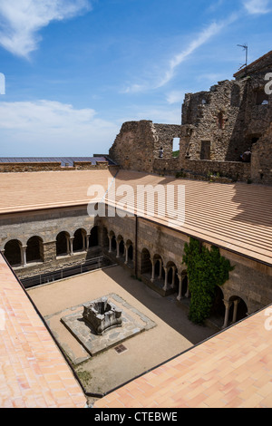 Il chiostro del monastero di Sant Pere de Rodes (IX-XI secolo). La Catalogna, Spagna. Foto Stock