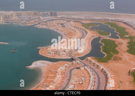 Vista aerea della zona residenziale di ville e golf fairway, Ras al-Khaimah Emirati Arabi Uniti Foto Stock