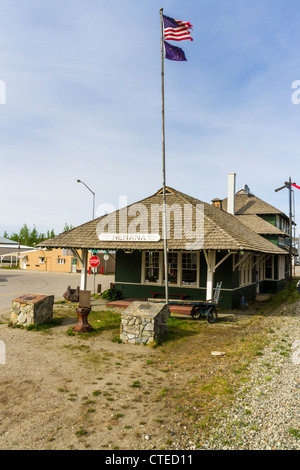 Bandiere che sventolano al deposito dei treni al villaggio di Nenana in Alaska. Foto Stock