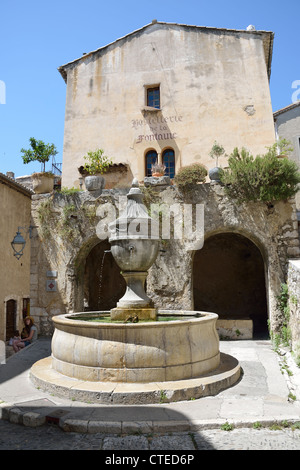 Xvii secolo fontana nella Place de la Grande Fontaine, Saint-Paul de Vence, Côte d'Azur, Provence-Alpes-Côte d'Azur, in Francia Foto Stock