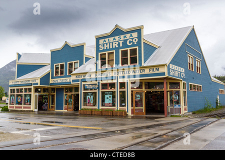 Giorno di pioggia a Skagway, una normale porta della città di chiamata per le navi da crociera che viaggiano in Alaska attraverso il passaggio interno. Foto Stock