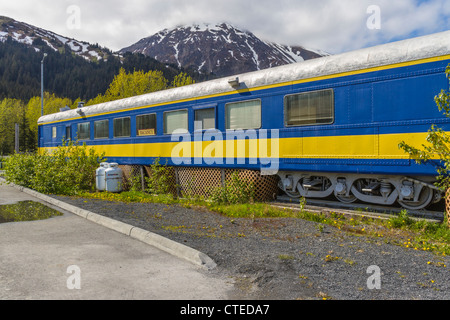 'Train Wreck' inn e eatery in vecchi vagoni ferroviari dipinte in Alaska Railroad colori, a Seward porto di Seward, Alaska. Foto Stock