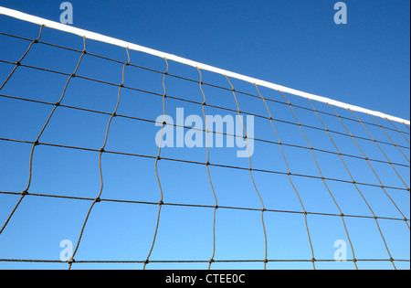 Parte di rete da pallavolo contro il cielo blu chiaro Foto Stock