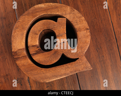 Internet e posta elettronica a simbolo di legno sul pavimento di legno sfondo Foto Stock
