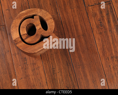 E-mail e Internet a simbolo di legno sul pavimento di legno sfondo Foto Stock