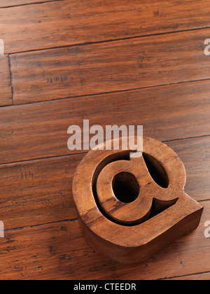 Informazioni di contatto e i messaggi di posta elettronica il simbolo a su sfondo di legno Foto Stock