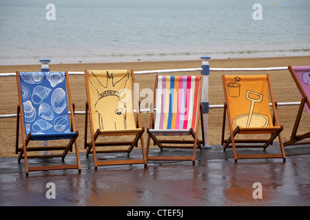 Weymouth Esplanade è decorato con 500 sedie a sdraio, sedie a sdraio, progettato dalla gente del posto a Weymouth Beach, Dorset UK in una giornata piovosa bagnata nel mese di luglio Foto Stock