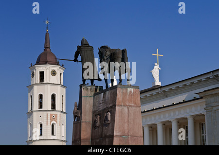 Il Granduca Gediminas statua e campanile della Cattedrale Piazza della Cattedrale Vilnius Lituania Foto Stock