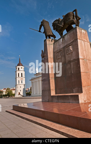 Il Granduca Gediminas statua e campanile della Cattedrale Piazza della Cattedrale Vilnius Lituania Foto Stock