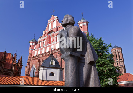 Adam Mickiewicz statua e Bernardino Chiesa Vilnius Lituania Foto Stock