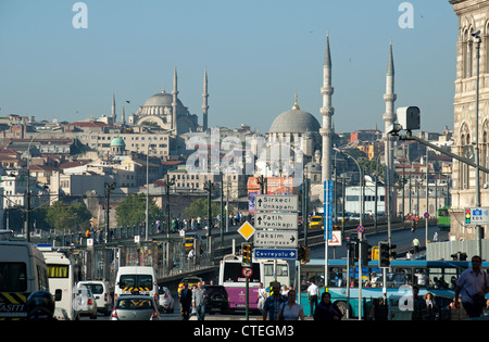 ISTANBUL, Turchia. Una vista attraverso il Ponte di Galata da Karakoy, con la Yeni & Nuruosmaniye moschee che domina la scena. 2012. Foto Stock