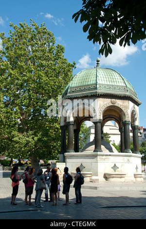 ISTANBUL, Turchia. I turisti dalla Kaiser Wilhelm II fontana (Alman Cesmesi) presso l'Ippodromo nel quartiere di Sultanahmet. 2012. Foto Stock