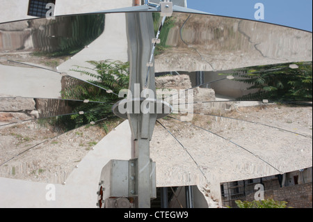 Collettori termici solari utilizzati per assorbire la luce solare e quindi riscaldare acqua per produrre vapore, Palermo, Sicilia, Italia. Foto Stock