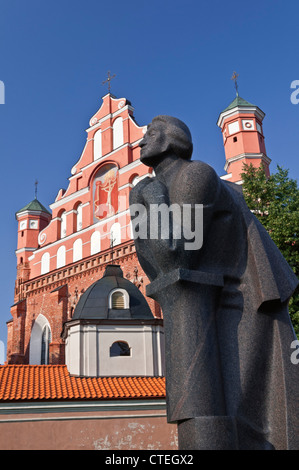 Adam Mickiewicz statua e Bernardino Chiesa Vilnius Lituania Foto Stock