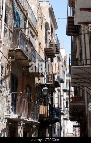 Stradina nel centro storico di Palermo, Sicilia, Italia. Foto Stock