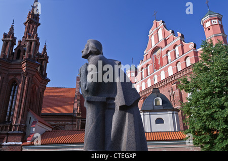 Adam Mickiewicz statua e Bernardino Chiesa Vilnius Lituania Foto Stock