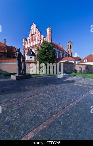 Adam Mickiewicz statua e Bernardino Chiesa Vilnius Lituania Foto Stock