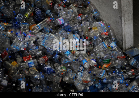 Usato chiaro e il colore delle bottiglie di plastica pronto per essere riciclato in un impianto di riciclaggio. Foto Stock