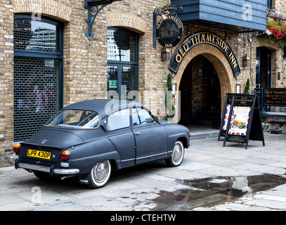 UK, Londra, South Bank - Luglio 2012 SAAB Vecchia al di fuori del Vecchio Upcross Inn Foto Stock