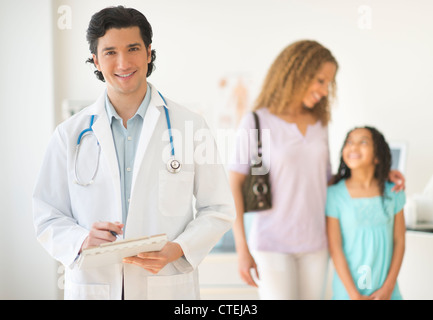 Stati Uniti d'America, New Jersey, Jersey City, medico con pazienti (donna e bambina di età 12-13) in office Foto Stock