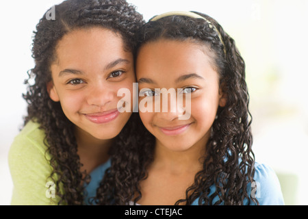 Stati Uniti d'America, New Jersey, Jersey City, ritratto di due sorelle (10-13) Foto Stock