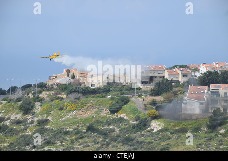 Un drill incendio a Haifa, Israele utilizzando un aeromobile per estinguere un incendio di boschi Foto Stock