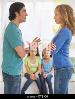 Stati Uniti d'America, New Jersey, Jersey City, genitori quarreling, con le figlie (10-13) in background Foto Stock