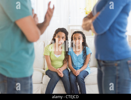 Stati Uniti d'America, New Jersey, Jersey City, genitori quarreling, con le figlie (10-13) in background Foto Stock