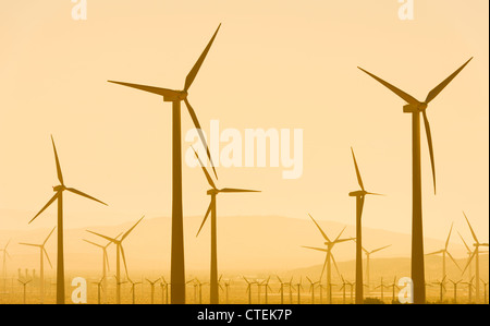 Stati Uniti, California, Palm Springs, turbina eolica contro il cielo al tramonto Foto Stock