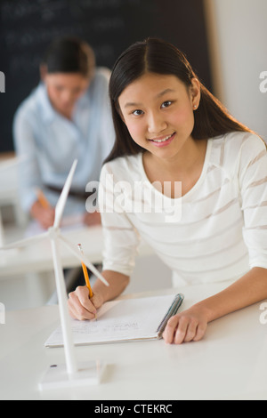 Stati Uniti d'America, New Jersey, Jersey City, ritratto femminile di studente (14-15) a scuola Foto Stock