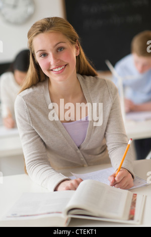 Stati Uniti d'America, New Jersey, Jersey City, Ritratto di una ragazza (16-17) a scuola Foto Stock