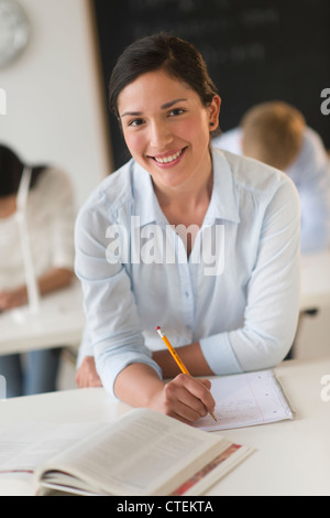 Stati Uniti d'America, New Jersey, Jersey City, ritratto femminile di studente a scuola Foto Stock