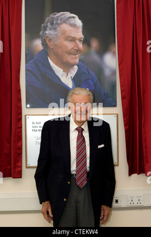 John Jacobs OBE raffigurato all'PGA scuola di formazione dopo essere stato onorato per il suo contributo a insegnare il gioco del golf. Foto Stock