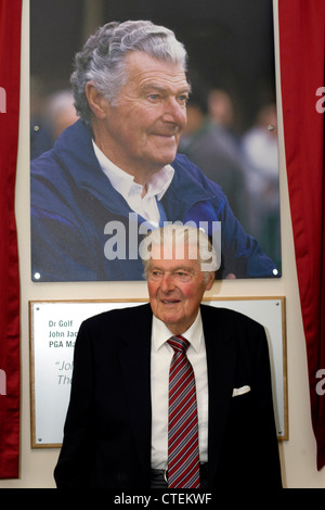 John Jacobs OBE raffigurato all'PGA scuola di formazione dopo essere stato onorato per il suo contributo a insegnare il gioco del golf. Foto Stock